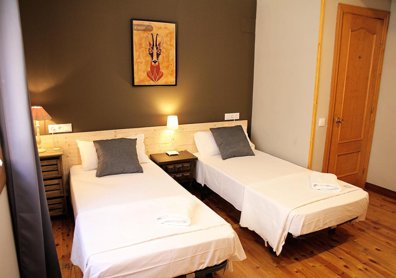 Hostal Fonda Prat Puigcerda Bagian luar foto